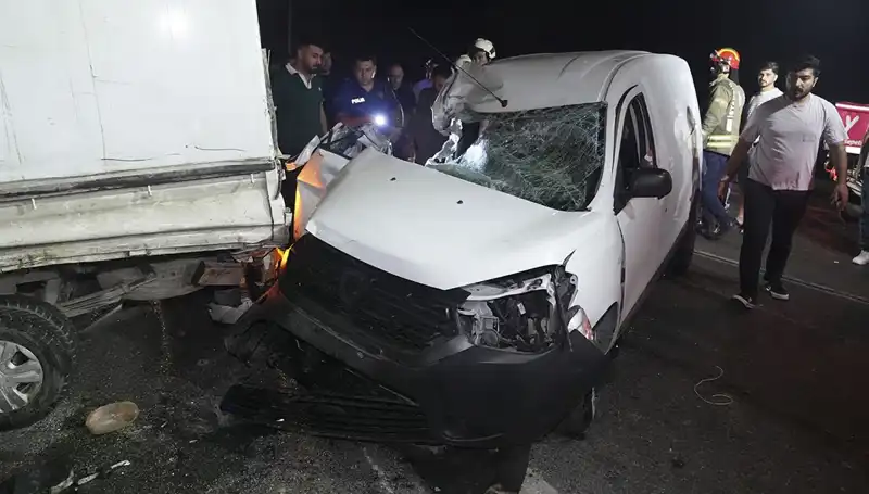 İstanbul'da Feci Kaza: Üç Kişi Yaralandı, Olay Anı Kamerada