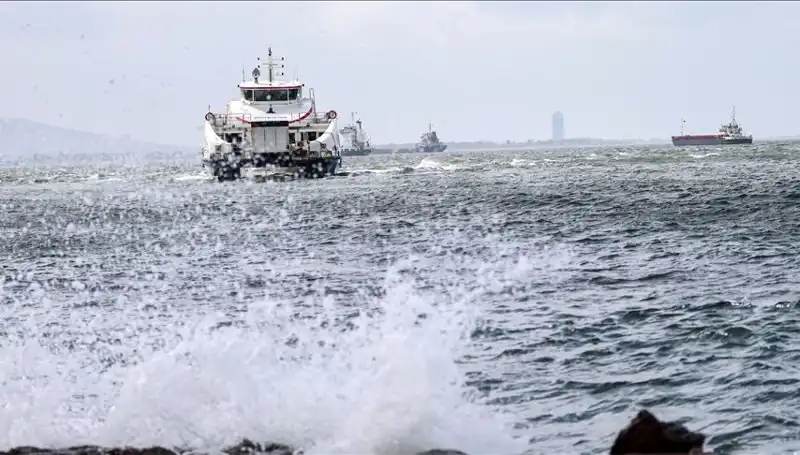 İzmir'de Fırtına Nedeniyle Vapur Seferleri Temporer Olarak Durduruldu
