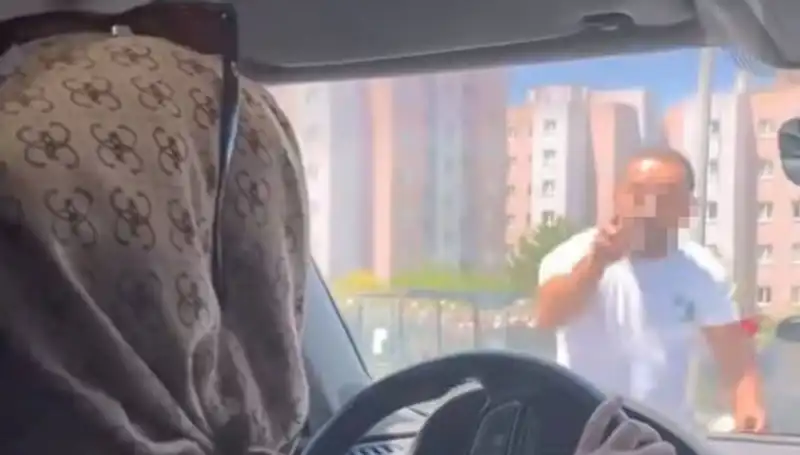 Trafikte Dehşet Anları: Önünü Kestiklerinde Yumruklarla Saldırdı