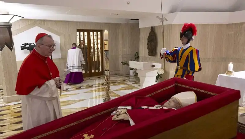 Papa'nın Tabutundaki Fotoğraflar: Duygular ve Anılar Bir Arada