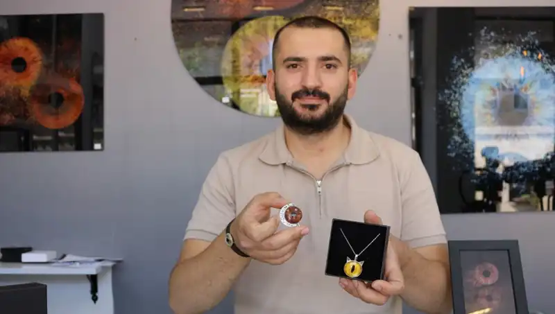 İris Sanatı: Gözlerden Takı ve Tabloya Dönüşen Büyüleyici Tasarımlar
