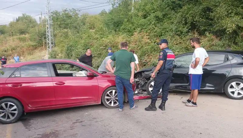 Karamürsel’de Trafik Kazası: Dört Kişi Yaralandı, Olayın Sebepleri Ne?