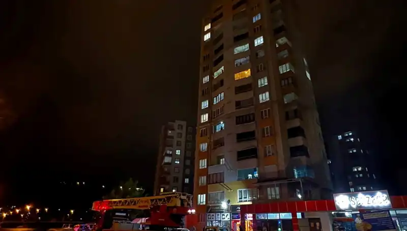 Yıldırım Düşmesi Sonrası Apartman Çatısında Hayret Verici Hasar: Olay Anı!