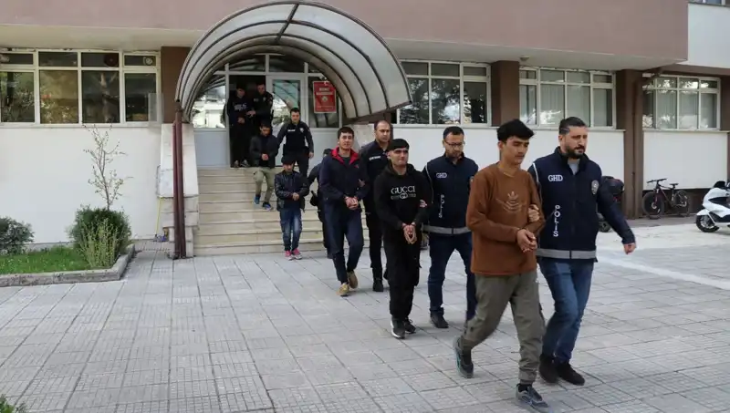 Türkiye'nin Düzensiz Göçmen Sorunu: İki İlde 21 Yakalama Olayı