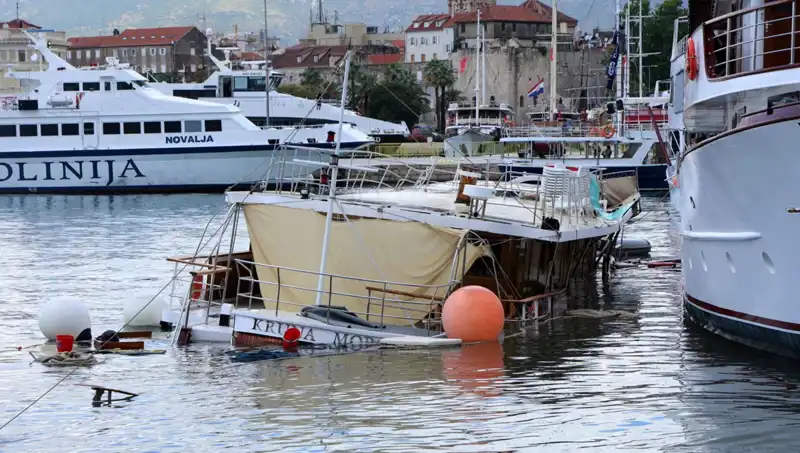 Hırvatistan'da Fırtına ve Yağışlar: Feribotun Çarptığı Gemi Batınca Kriz Ortaya Çıktı