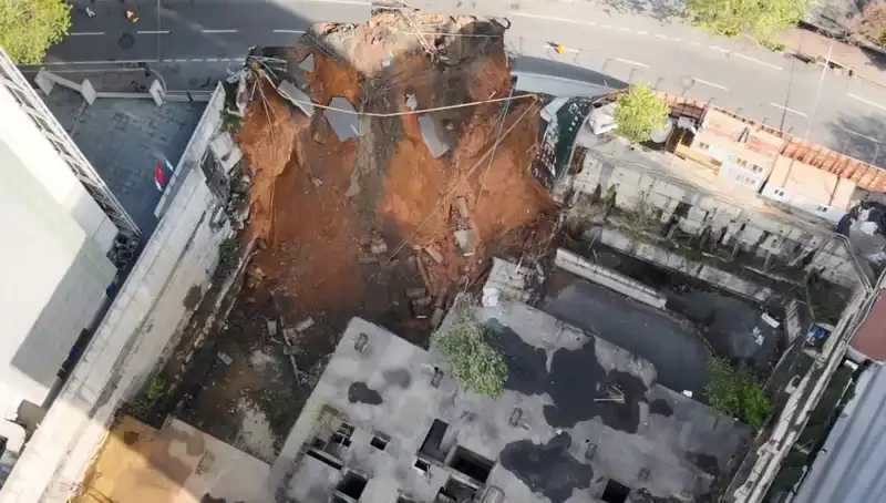 Sarıyer'de Yoğun Yağışlar Sonrası Yol Çökmesi İle Trafik Kaosu