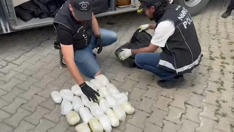 Yolcunun Valizinde 13 Kilo Metamfetamin Yakalandı: Detaylar Şaşırtıyor