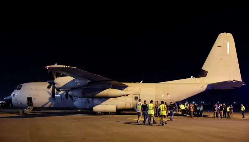 Filistinli Doktor Neccar ve Çocuğu Yeni Bir Hayat Umutlarıyla İtalya'ya Uçtu