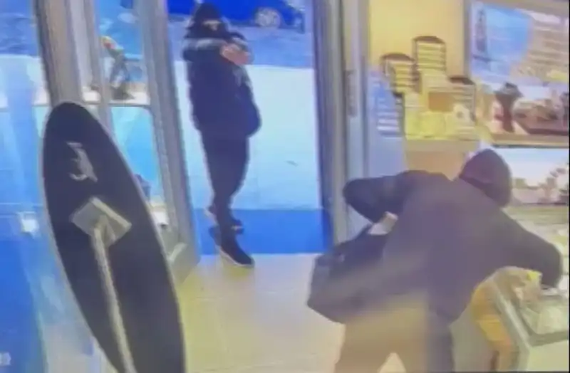 Ümraniye'de Şok Soygun Girişimi: Maskeli Çeteden İnanılmaz Olay!