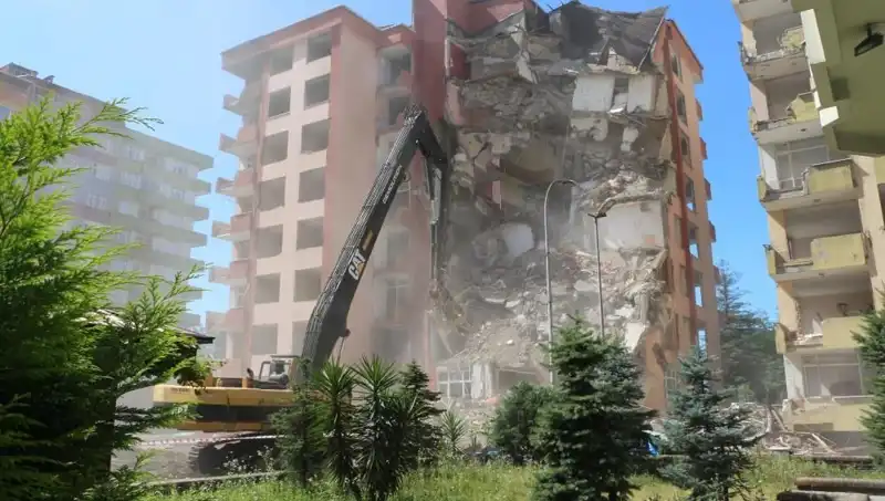 Dalgalar Depremin Yerini Aldı: İki Bina Yıkım Sürecinde!