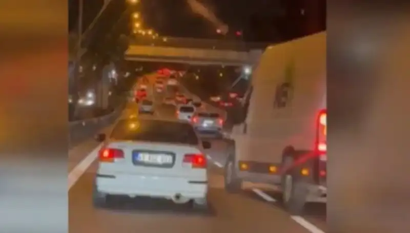 Tuzla’da Makas Terörü: Çarpan Sürücü Hızla Yakalandı, Tutuklandı!