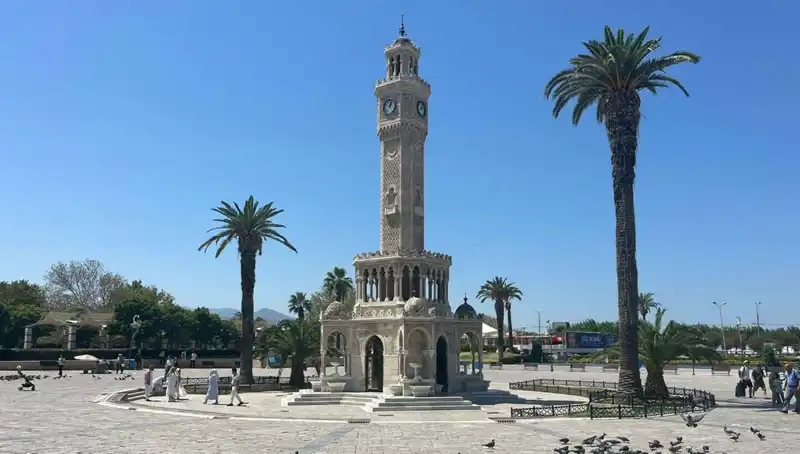 İzmir Sıcaklık Rekoru Kırıyor: 42 Derecede Meydanlar Boş Kaldı
