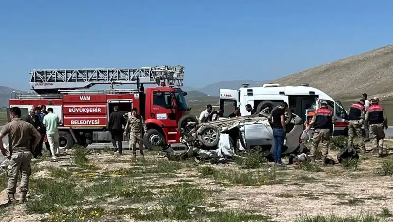 Van'da Feci Trafik Kazası: 4 Can Gitti, 2 Yaralı