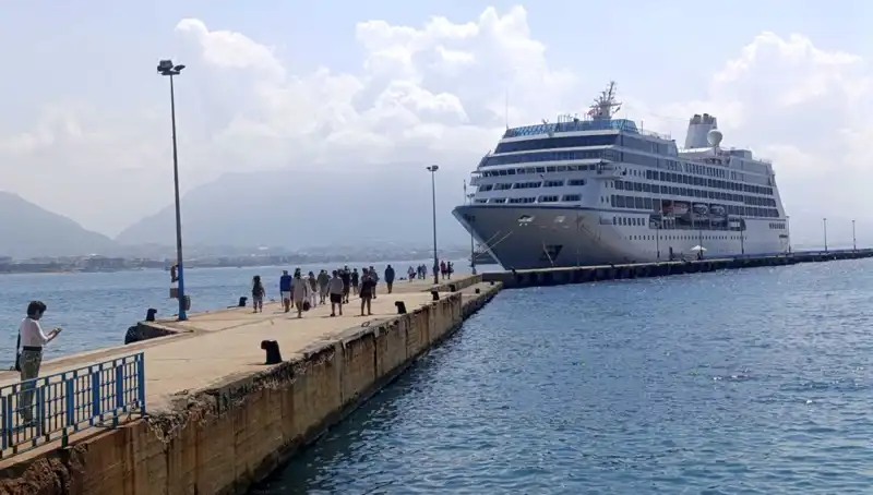 ABD'li Turistler Alanya'ya Kruvaziyerle Geldi, Şehirde Mesireyi Renklendirdi!