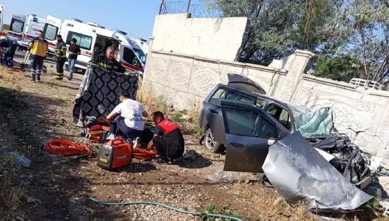 Lastiği Patlayan Araç Duvara Çarptı: 1 Kayıp, 6 Yaralı