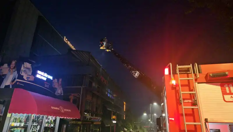 Beşiktaş'ta Yangın: Üç Katlı Restoran Alev Alev Yandı!