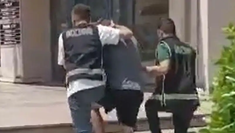 Turist, Sahte Dolarla Alışveriş Yaptı: Sınır Dışı Edildi!