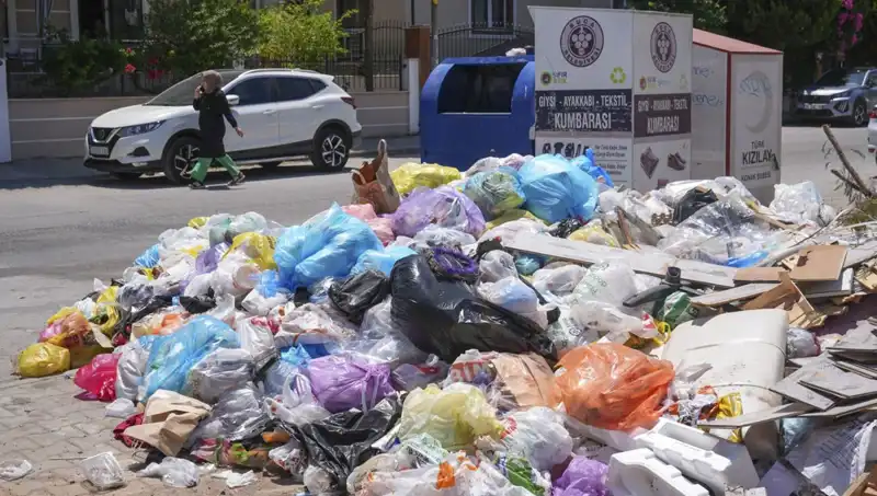 İzmir'in Sokakları Çöp Yığınlarıyla Dolu: Kentin Temizlik Sorunu Büyüyor
