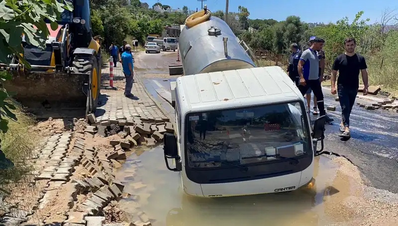 Bodrum’da Su Hattı Patlaması, Tanker Çukura Düştü!