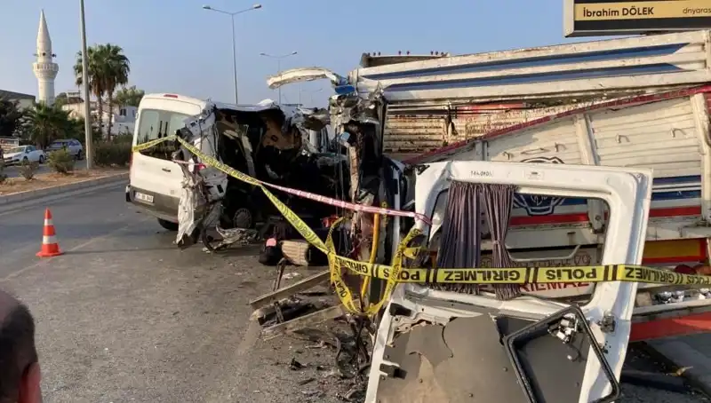 Mersin'de Tatil Yolunda Meydana Gelen Feci Kaza: İki Hayat Gitti