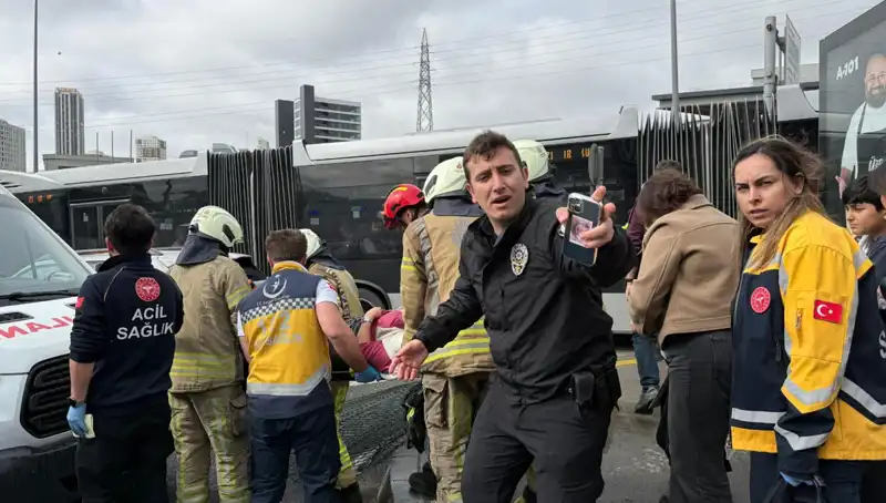 Metrobüs Kazası Şok Etkisi Yarattı: Seferler Durduruldu, Can Kaybı Var!
