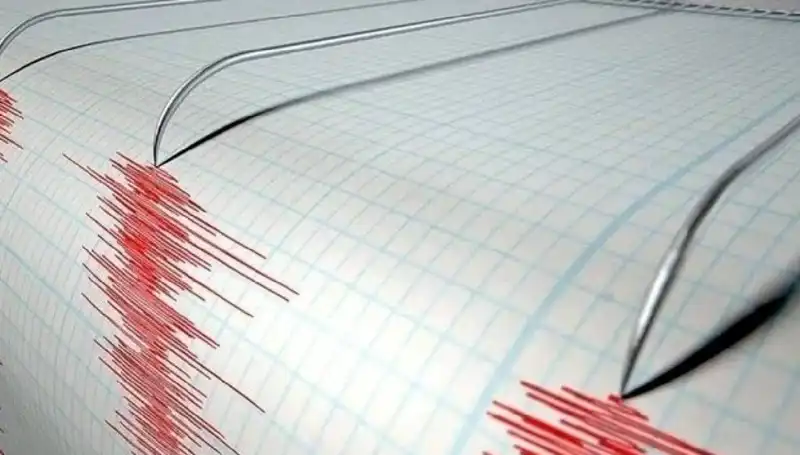 Ege Denizi'nde 3.5 Büyüklüğünde Deprem, Neler Oluyor?