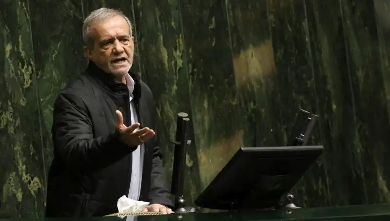 İran Cumhurbaşkanı Yardımcısının Lüks Seyahat Vizesi Krizi Üzerine İstifası