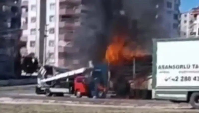 Alev Alev Yanan TIR, Sürücüsünü Büyüleyen Bir Manzaraya Dönüştü!