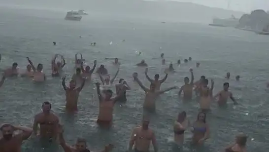 İstanbul Bebek'te Yağmura Rağmen Havanın Keyfini Çıkanlar Denizde Buluştu