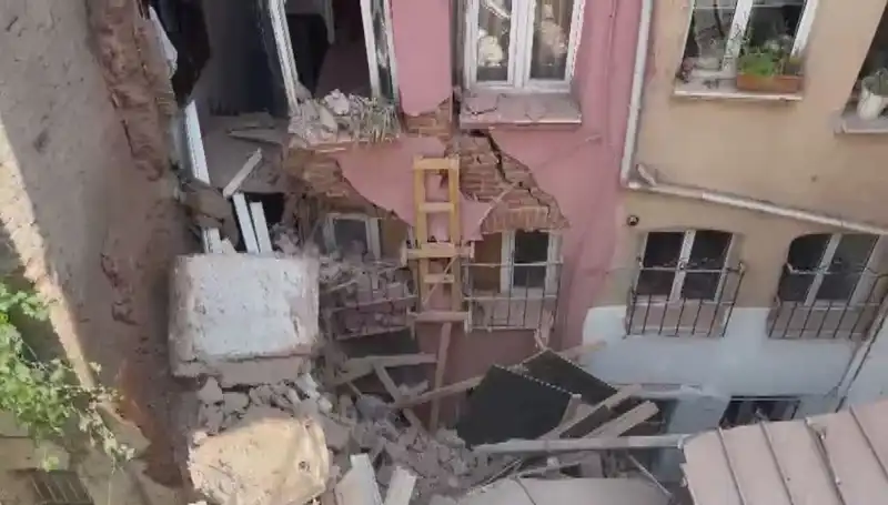 İstanbul'da Üç Katlı Bina Balkonunun Çökmesiyle Şok Yaşandı