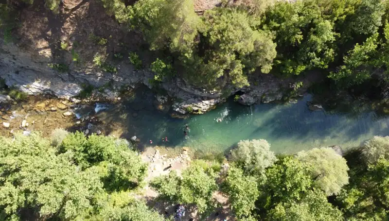 Adana’da Nem Sıcaklarına Karşı Yaylacılara Doğal Su Sığınağı