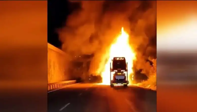 Otomobil Yüklü Tırda Yangın: 8 Araç Kül Oldu, Soru İşaretleri Kaldı