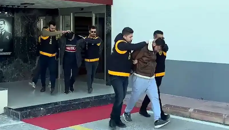 İki Şüpheli Silahla Soygun Girişiminde Bulundu: 2 Milyon Lira Talep Ettiler!
