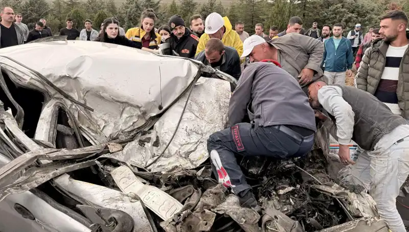 TIR ile Çarpışan Araç: Korkunç Kaza, Kağıt Gibi EZİLDİ!