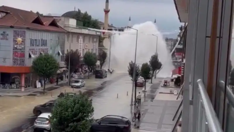 İçme Suyu Hattındaki Patlama: Şehirde Panik ve Görülmemiş Su Kafa Fışkırmaları