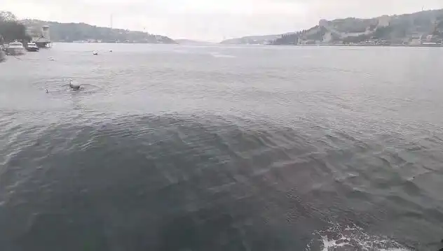 İstanbul Boğazı'nda Dalgalar Yükseldi: Denizdeki Tehlike Nedeniyle Uyarı!