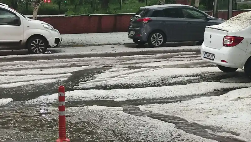 Ardahan’ı Beyaza Bürüyen Dolu Fırtınası: Şehri Etkisi Altına Aldı