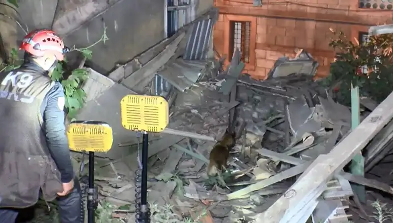 İstanbul'da Deprem Sonrası Çöken Bina, Korku Dolu Anlara Sahne Oldu