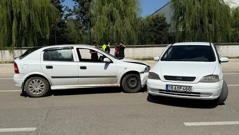 İki Otomobil Kaza Yaptı: Olayda İki Kişi Yaralandı!