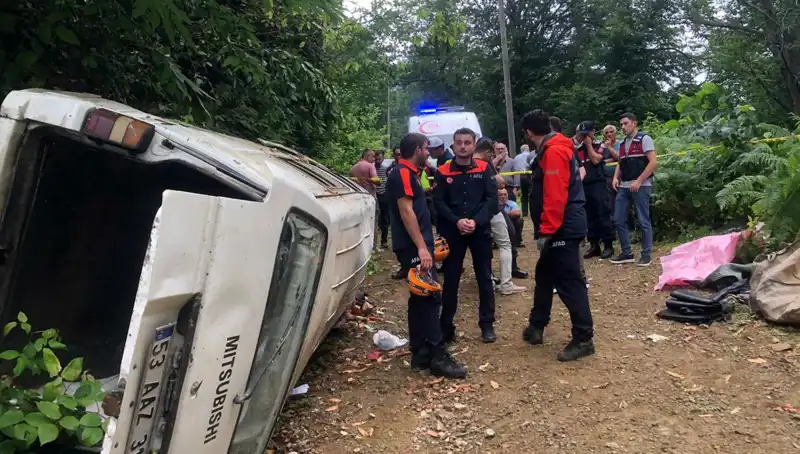 Rize'de Yüksek Tüfek Yamaçtan Yuvarlanan Minibüste İki Can Kaybı, Üç Yaralı