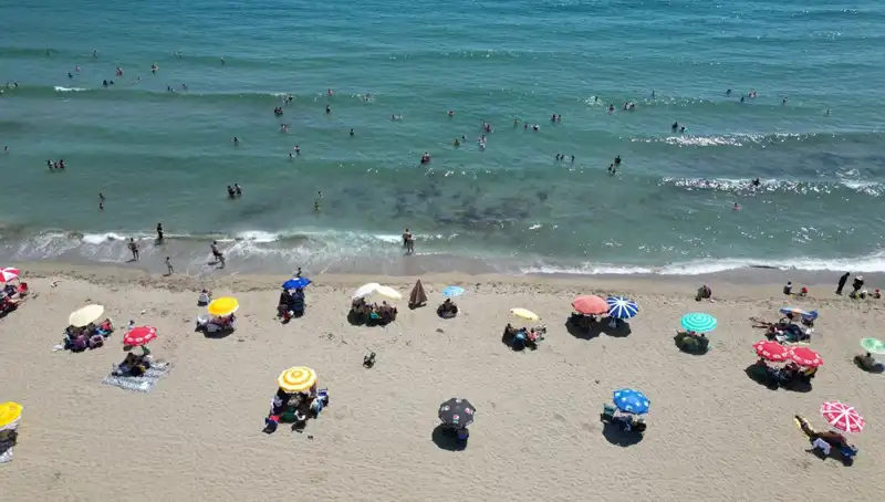 Tekirdağ'da Sıcak Havalar Plajları Doldurdu: Yerli ve Yabancı Turistler Akın Etti
