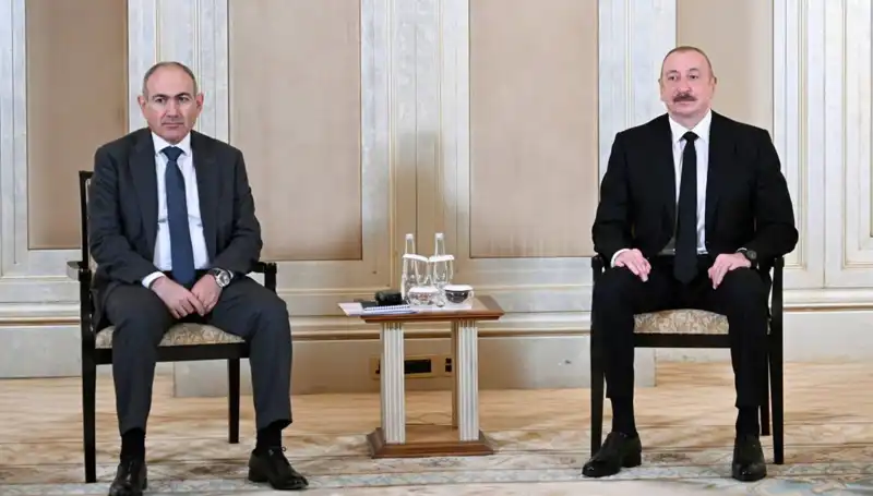 Aliyev ve Paşinyan Abu Dabi'de Barış İçin Tarihi Bir Araya Geldi