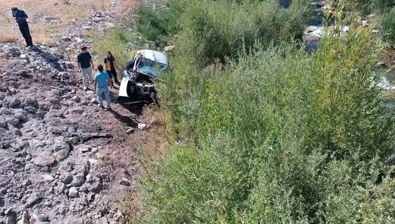 Sivas'ta Otomobil Dere Yatağına Uçtu: İki Hayat Gitti