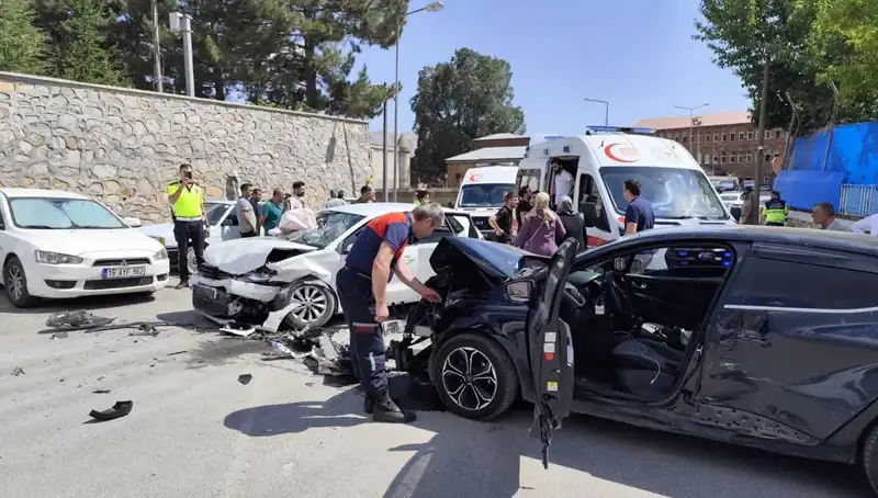Bitlis'te Otomobiller Çarpıştı: 10 Kişi Yaralandı, Kazanın Detayları Ortaya Çıktı