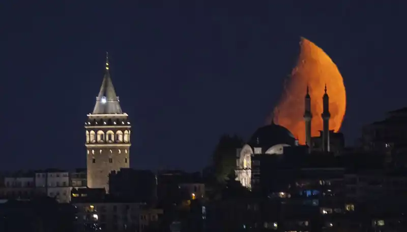 İstanbul'da Yarım Ay Görsel Şölene Dönüştü, Gözler Gökyüzünde!